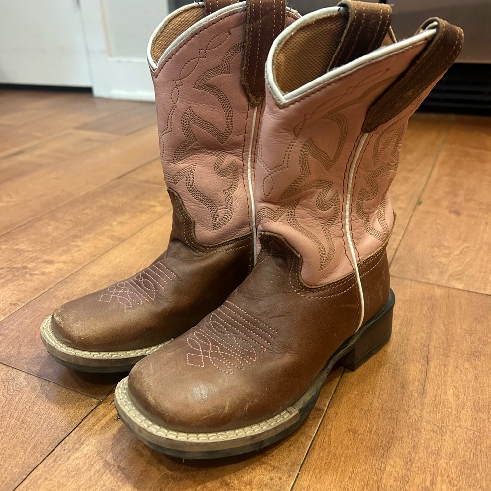 Toddler size 10 like new real leather!